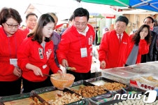 광양 5일시장 찾은 정우택 과자 맛 좀 보려구요