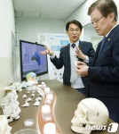 3D 바이오 프린팅 기술 설명듣는 최양희 장관