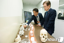 3D 바이오 프린팅 기술 설명듣는 최양희 장관
