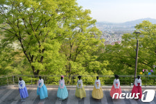 신록과 무지개 빛깔 한복