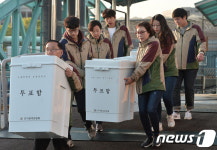 대선 D-12, 투표함 옮겨요