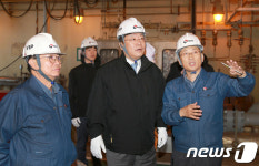  동해 가스전 생산 현장 둘러보는 주형환 장관