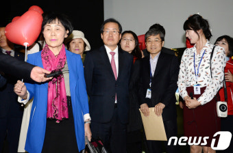 박정희 대통령 기념도서관 둘러보는 홍준표