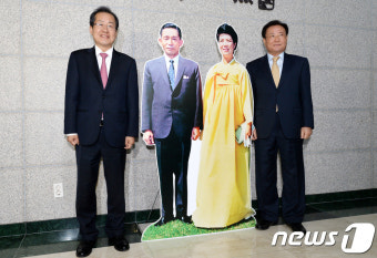박정희 전 대통령 부부 옆에 선 홍준표 후보