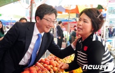 유승민 창원 상남시장 상인과 인사
