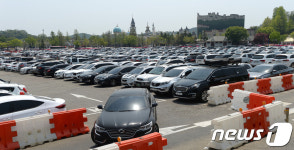 나들이객 차량으로 붐비는 놀이동산