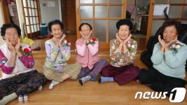 완주 독거노인생활관리사 카네이션 달아드렸어요