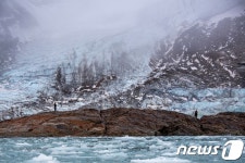 대자연 뒤에 숨은 인류 욕망사…일우사진상 한성필 개인전