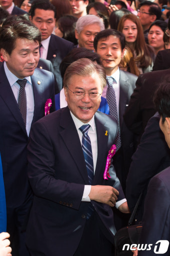 부처님오신날 봉축 법요식 참석하는 문재인