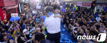 어린이와 포옹하는 문재인