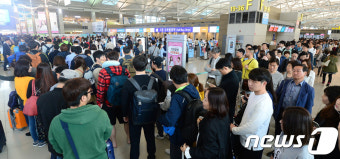 계속 늘어나는 인천공항 사전 투표 행렬