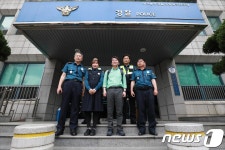 도보로 경찰관 만난 안철수 후보