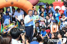 어린이 여러분 아저씨 누군지 알아요?