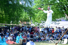 어린이날 맞아 신명나는 줄타기 공연 즐겨요