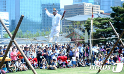 어린이날 즐기는 줄타기 공연