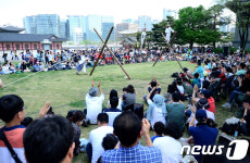 어린이날 즐기는 줄타기 공연
