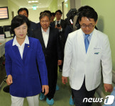 강원대 어린이병원 둘러보는 추미애