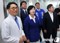 강원대 어린이병원 둘러보는 추미애