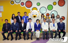 추미애, 강원대 어린이병원서 기념촬영