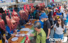 ‘싱싱한 문어 보고 가세요’