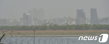 미세먼지 뒤덮힌 도시