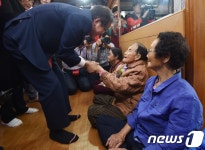 어버이날 앞두고 경로당 찾은 홍준표