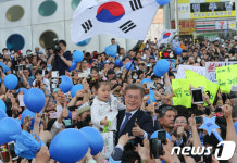 세번째 광주 찾은 문재인 엄지척!