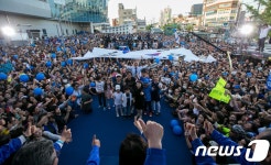 세번째 광주 찾은 문재인 엄지 척