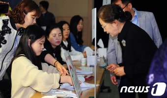 투표 전 신분확인 하는 권양숙 여사