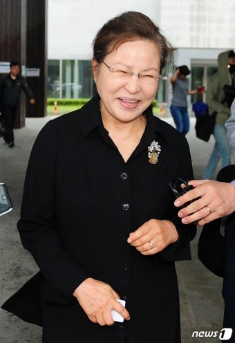 권양숙 여사 '투표 미소'