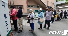 길게 줄 선 유권자들