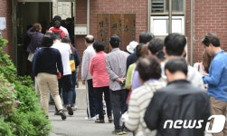 길게 줄 선 유권자들