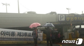 “빗줄기 무슨상관?”…투표소 찾는 끊임없는 발길