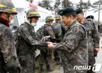 장병 격려하는 김영식 대장
