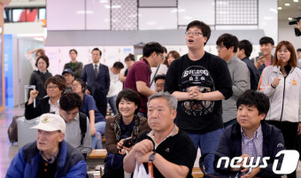 출구조사 결과에 '벌떡'