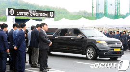 장지로 향하는 故조병준 정비사의 운구차