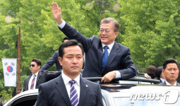 경호 속 문재인 대통령