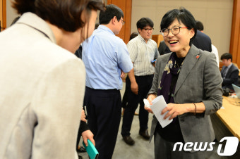 인사나누는 조현옥 인사수석