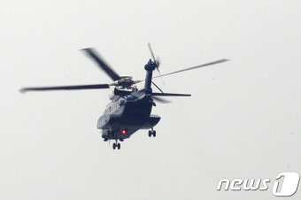대통령 헬기 이륙 '공공부문 비정규직 제로시대 위해'