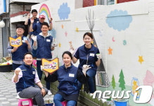 기념사진 촬영하는 오비맥주 청주공장 봉사단