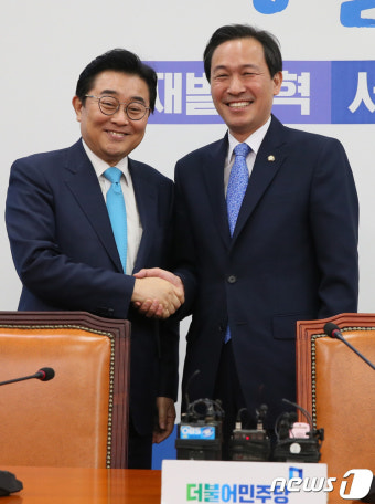 인사 나누는 우상호 원내대표와 전병헌 정무수석