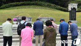 56년째 맞는 5.16 故 박정희 전 대통령 묘역 앞에