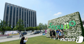 광화문 광장에 설치된 서울로 7017 대형 꽃탑