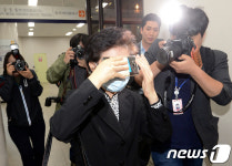 취재진에 둘러싸인 이임순 교수