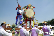 법흥 상원놀이 큰 북을 울리며