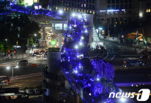 푸른 조명으로 물든 서울로 7017