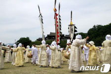 [포토]밀양 영남루 남천강변서 ‘경남무형문화재’ 축제…15개 단체 참가