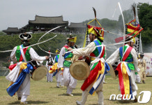 [포토]밀양 영남루 남천강변서 ‘경남무형문화재’ 축제…15개 단체 참가