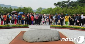 [화보] 대통령으로 노무현 앞에 선 문재인