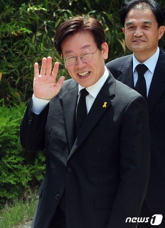 故 노무현 전 대통령 추도식 참석한 이재명